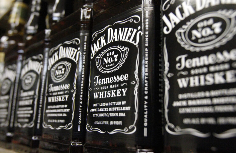 Brown-Forman, propriétaire de Jack Daniel's, confirme les négociations de fusion avec Pernod Ricard

