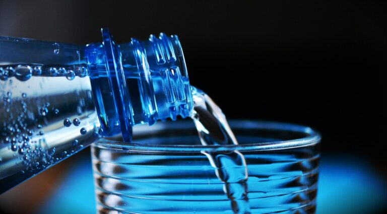 Eau en bouteille 101 : tout ce que vous devez savoir d'un sommelier en eau
