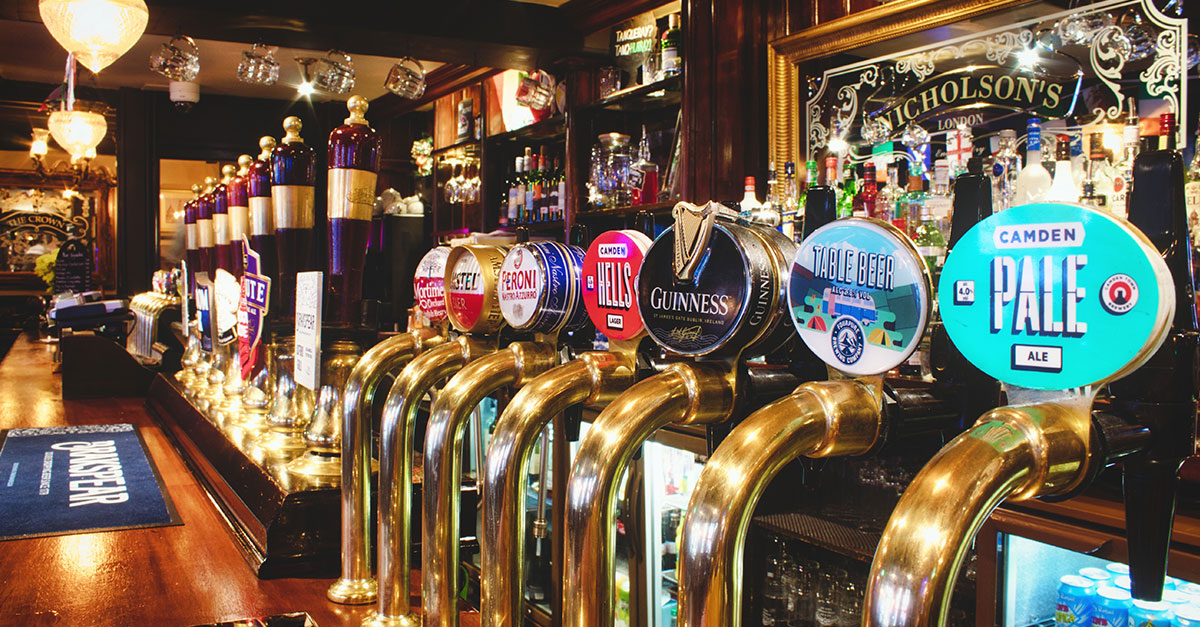 Le secrétaire britannique à l'Énergie exhorte les pubs à servir de la bière plus chaude pour lutter contre la hausse des coûts de l'électricité