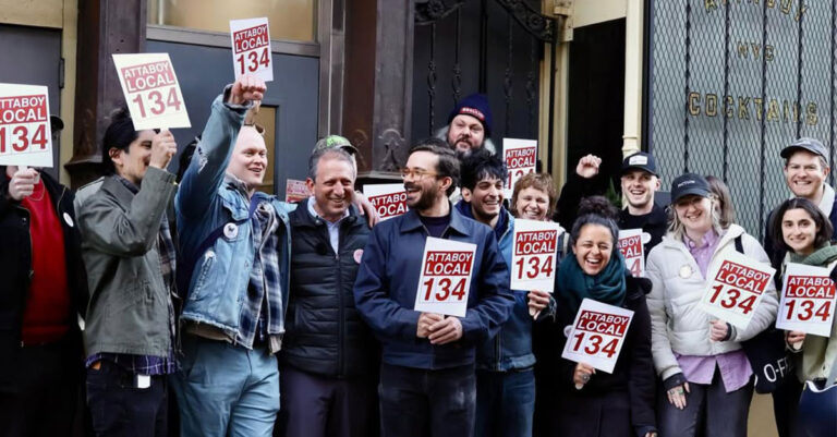 Les employés de la NYC Cocktail Institution Attaboy votent en faveur de la syndicalisation

