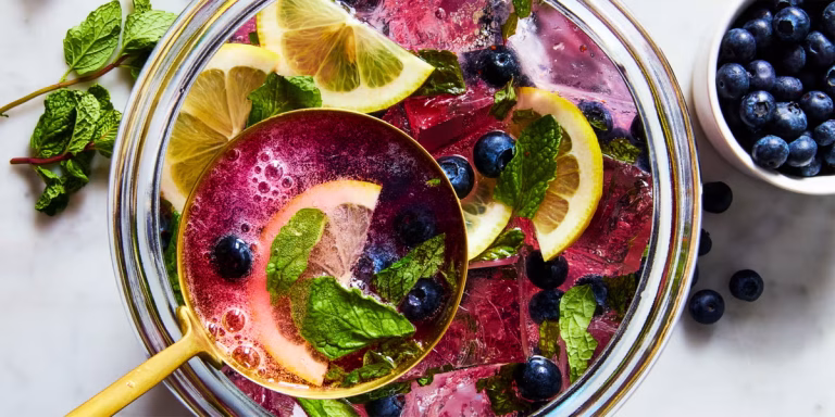 9 cocktails aux bleuets qui prouvent que c'est le meilleur fruit à boire

