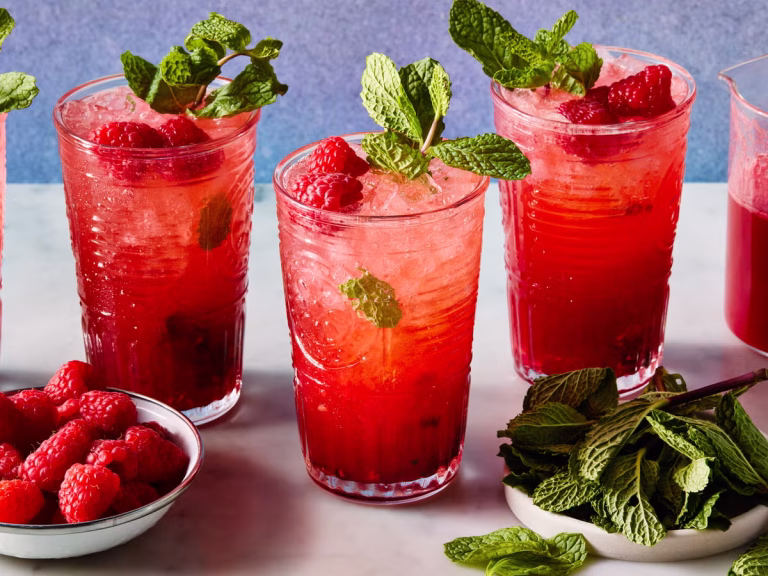 Meilleure recette de cocktail sans alcool aux arbustes à la menthe et aux framboises
