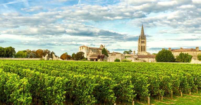 Bilan hebdomadaire de Booze News : la Cour suprême va examiner un procès concernant un paquet de 6 bières, la chute des prix des vignobles de Bordeaux, et plus encore

