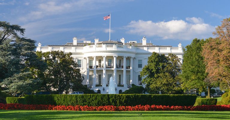 Trump imposera des droits de douane de 50 % sur l'alcool et d'autres produits canadiens le mois prochain

