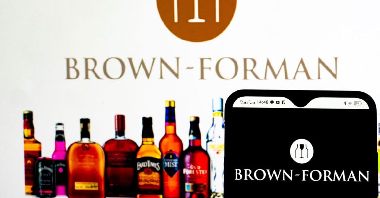 Bilan hebdomadaire de Booze News : Brown-Forman refuse une autre offre de Sazerac, les États-Unis lèvent les tarifs sur le whisky écossais, et plus encore

